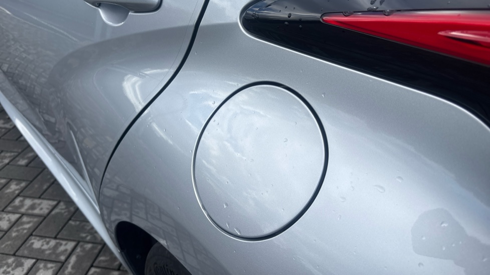 Toyota Yaris 1.5 Hybrid Design 5dr CVT Hybrid Hatchback - Image 35