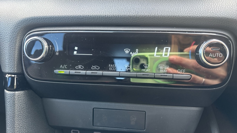 Toyota Yaris 1.5 Hybrid Design 5dr CVT Hybrid Hatchback - Image 39