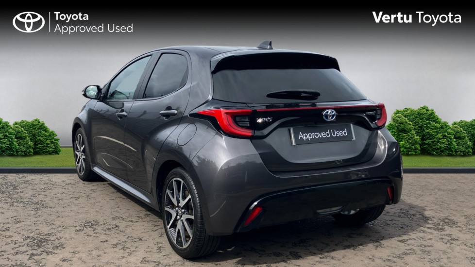 Toyota Yaris 1.5 Hybrid Dynamic 5dr CVT Hybrid Hatchback - Image 4