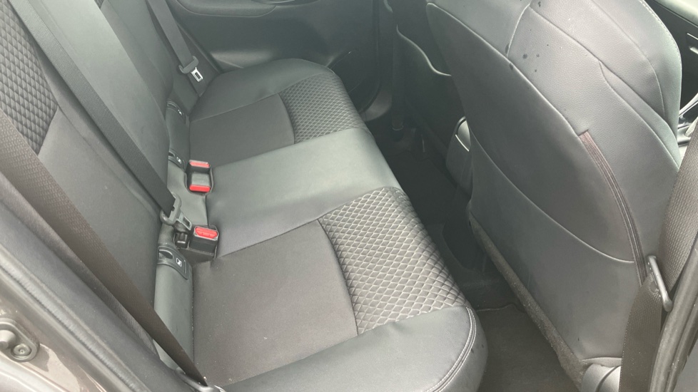 Toyota Yaris 1.5 Hybrid Dynamic 5dr CVT Hybrid Hatchback - Image 8