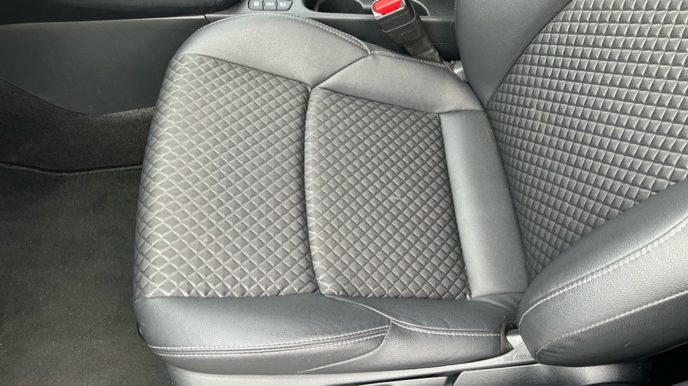 Toyota Yaris 1.5 Hybrid Dynamic 5dr CVT Hybrid Hatchback - Image 17