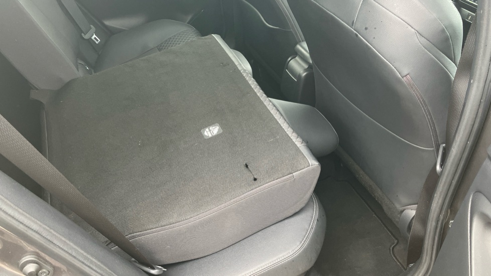 Toyota Yaris 1.5 Hybrid Dynamic 5dr CVT Hybrid Hatchback - Image 18