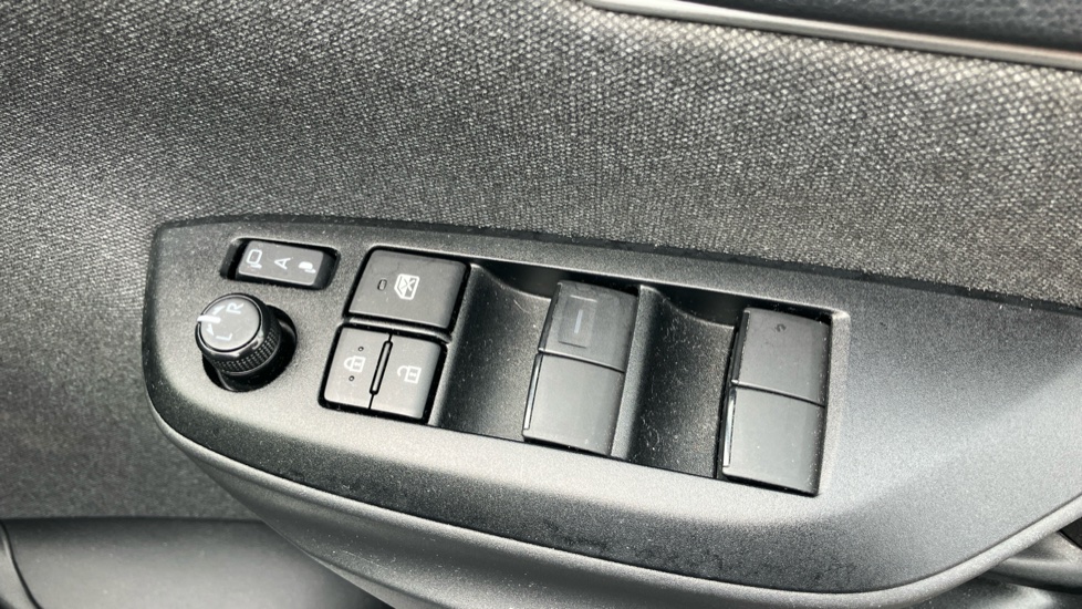 Toyota Yaris 1.5 Hybrid Dynamic 5dr CVT Hybrid Hatchback - Image 31