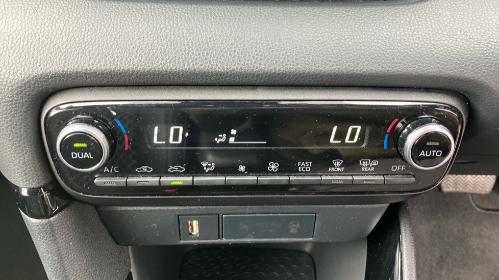 Toyota Yaris 1.5 Hybrid Dynamic 5dr CVT Hybrid Hatchback - Image 34