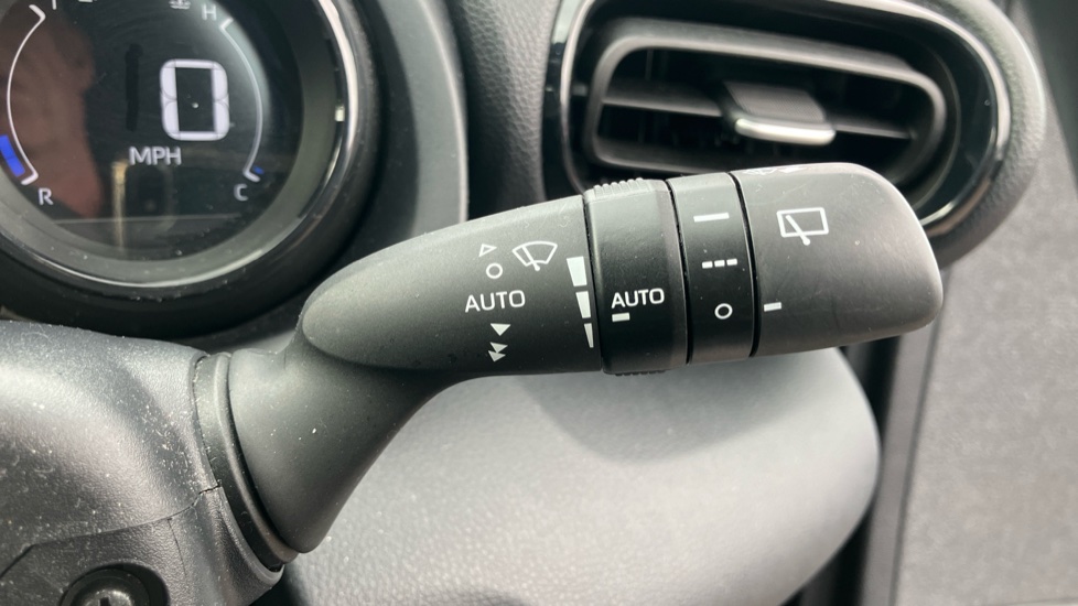 Toyota Yaris 1.5 Hybrid Dynamic 5dr CVT Hybrid Hatchback - Image 37
