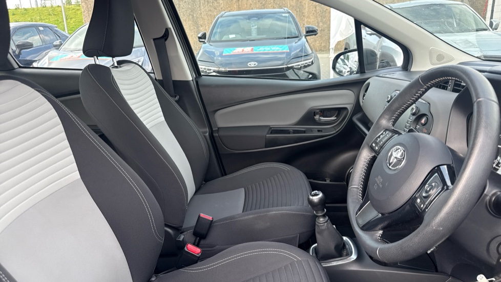 Toyota Yaris 1.5 VVT-i Icon Tech 5dr Petrol Hatchback - Image 12