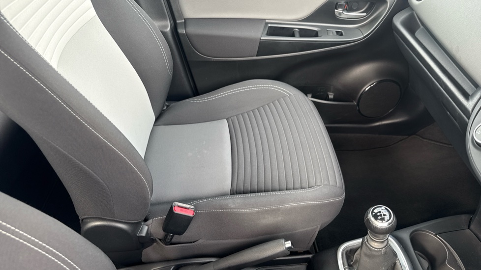 Toyota Yaris 1.5 VVT-i Icon Tech 5dr Petrol Hatchback - Image 17