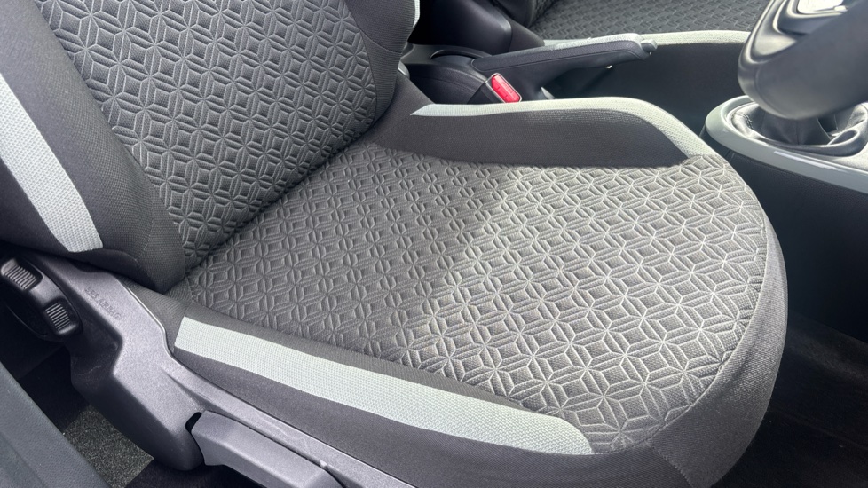 Toyota Aygo X 1.0 VVT-i Edge 5dr Petrol Hatchback - Image 17