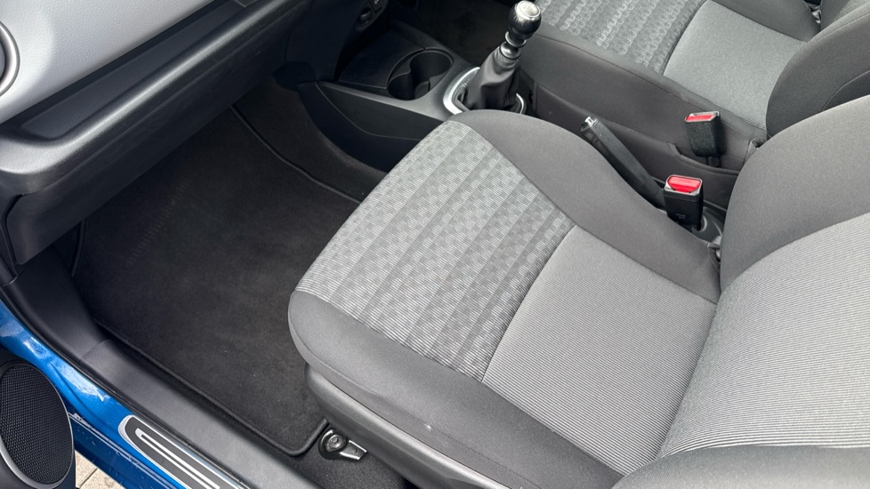 Toyota Yaris 1.33 VVT-i Icon 5dr Petrol Hatchback - Image 17