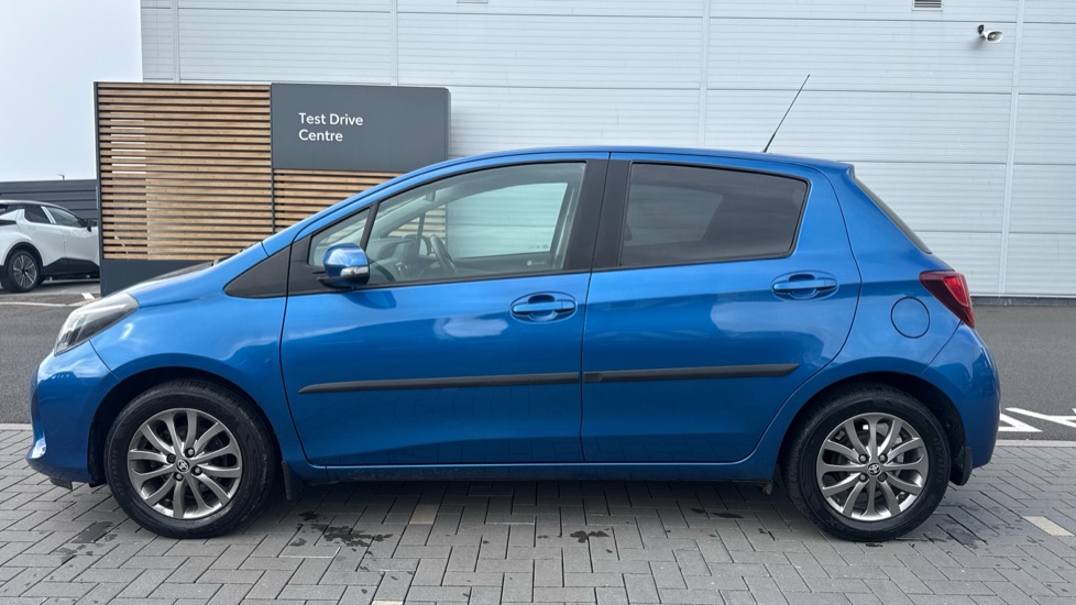 Toyota Yaris 1.33 VVT-i Icon 5dr Petrol Hatchback - Image 24