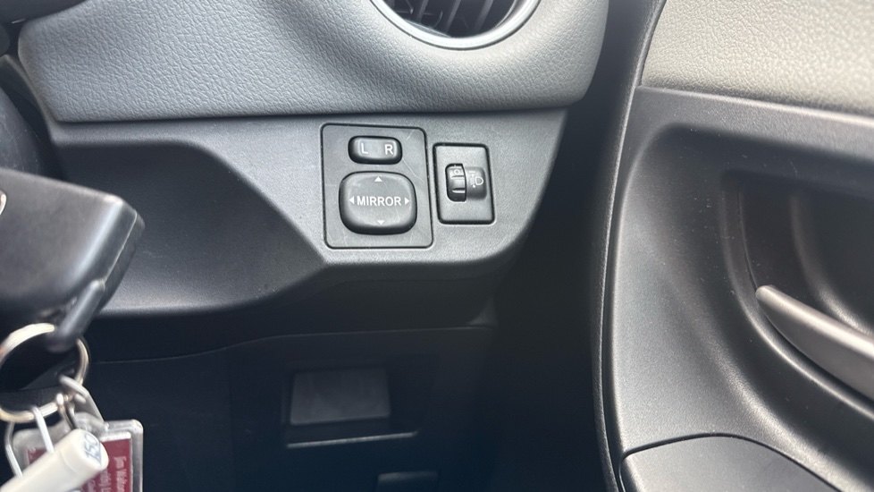 Toyota Yaris 1.33 VVT-i Icon 5dr Petrol Hatchback - Image 35