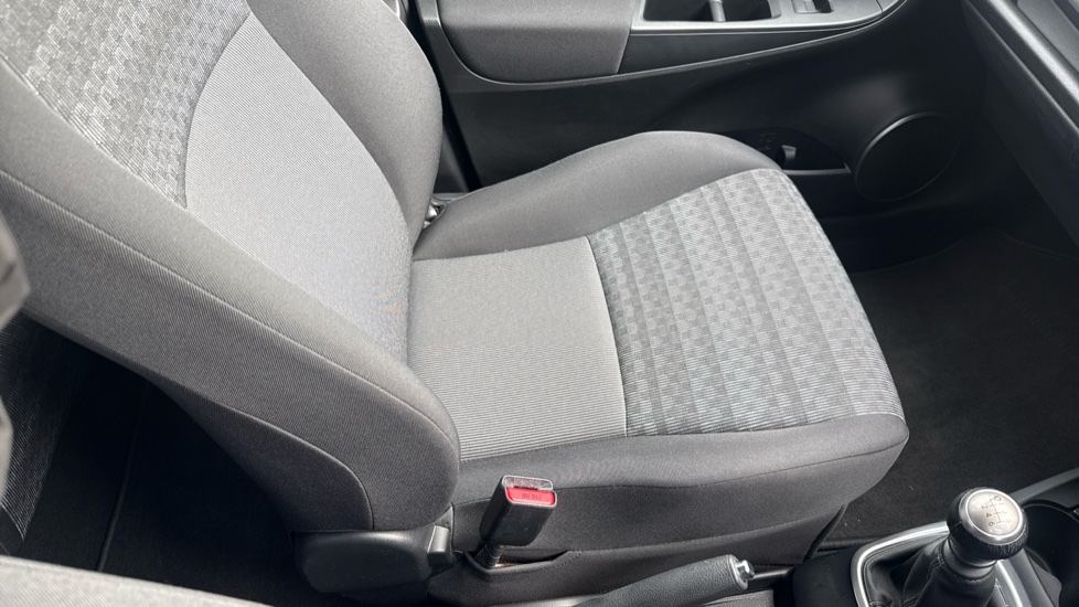 Toyota Yaris 1.33 VVT-i Icon 5dr Petrol Hatchback - Image 36
