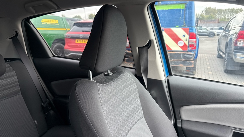 Toyota Yaris 1.33 VVT-i Icon 5dr Petrol Hatchback - Image 37