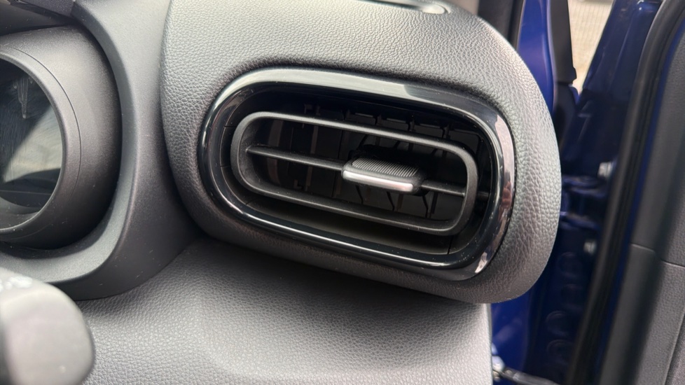 Toyota Yaris 1.5 Hybrid Design 5dr CVT Hybrid Hatchback - Image 16