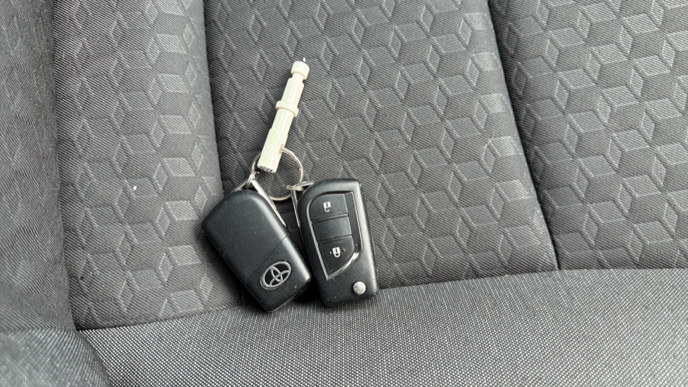 Toyota Yaris 1.5 Hybrid Design 5dr CVT Hybrid Hatchback - Image 28