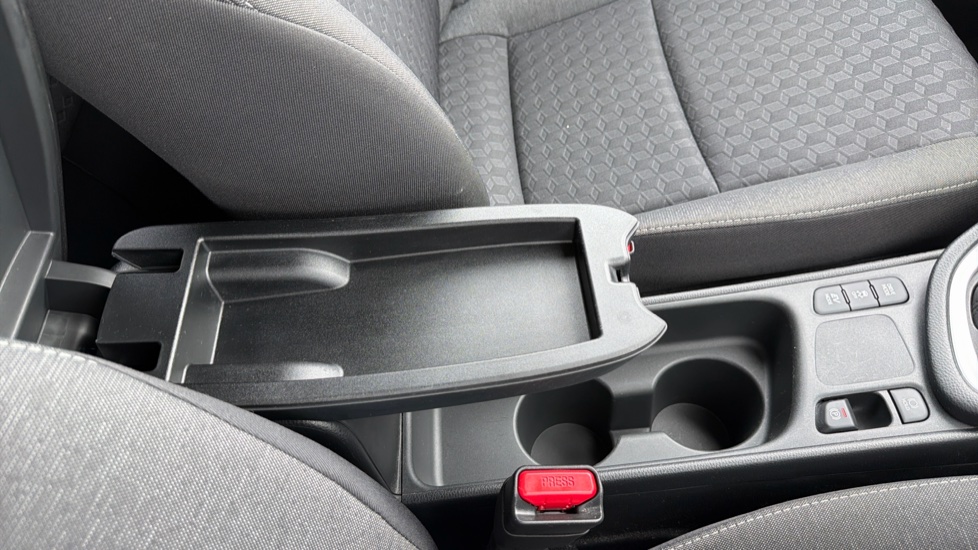 Toyota Yaris 1.5 Hybrid Design 5dr CVT Hybrid Hatchback - Image 37
