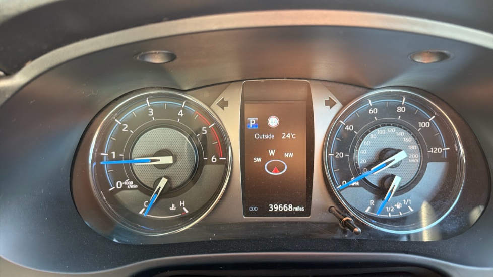 Toyota Hilux Diesel Invincible X D/Cab Pick Up 2.8 D-4D Auto - Image 11