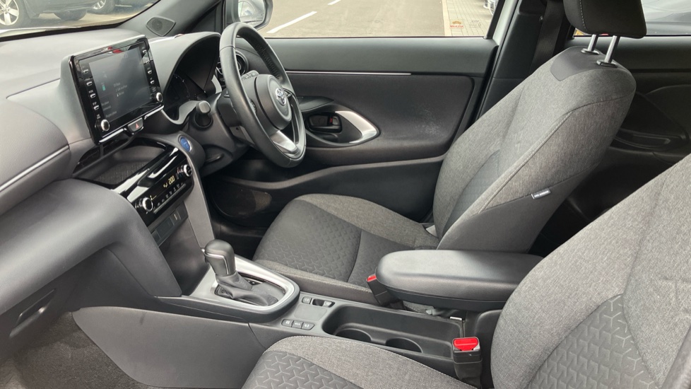 Toyota Yaris Cross 1.5 Hybrid Design 5dr CVT Hybrid Estate - Image 5