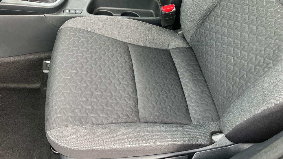 Toyota Yaris Cross 1.5 Hybrid Design 5dr CVT Hybrid Estate - Image 17