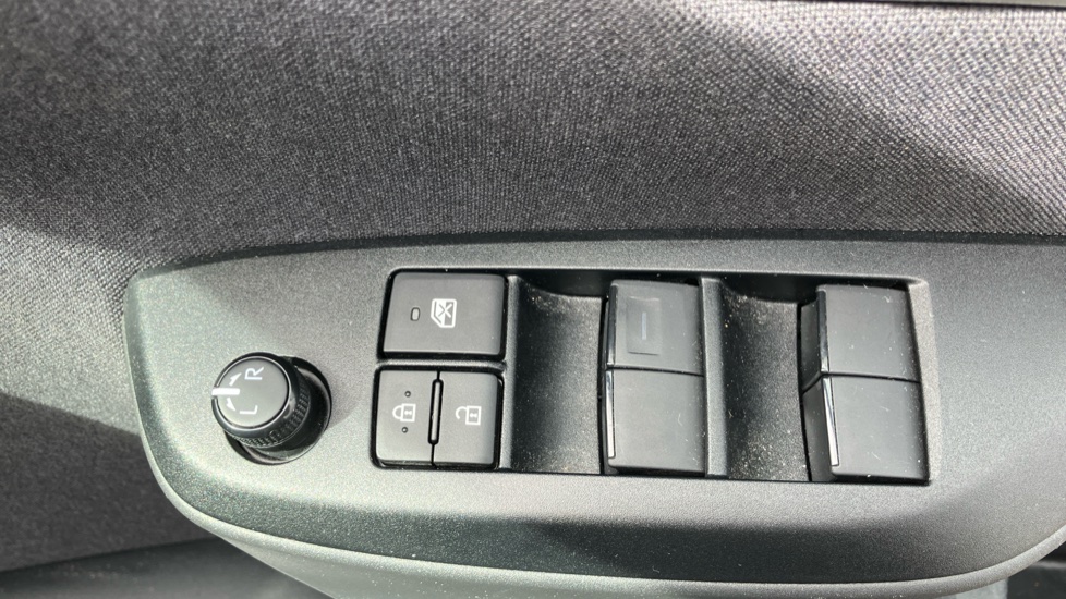 Toyota Yaris Cross 1.5 Hybrid Design 5dr CVT Hybrid Estate - Image 31