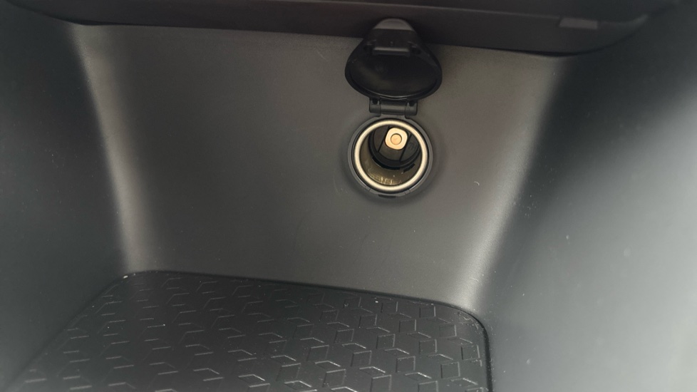 Toyota Yaris 1.5 Hybrid Design 5dr CVT Hybrid Hatchback - Image 44