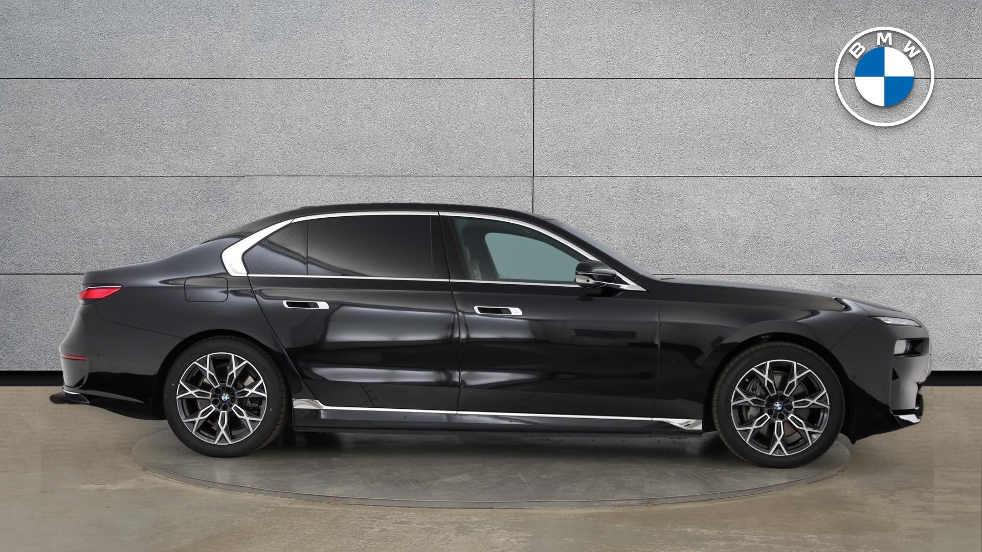 Used BMW i7 60 105.7kWh Excellence (Pro) Auto xDrive 4dr - Image 3