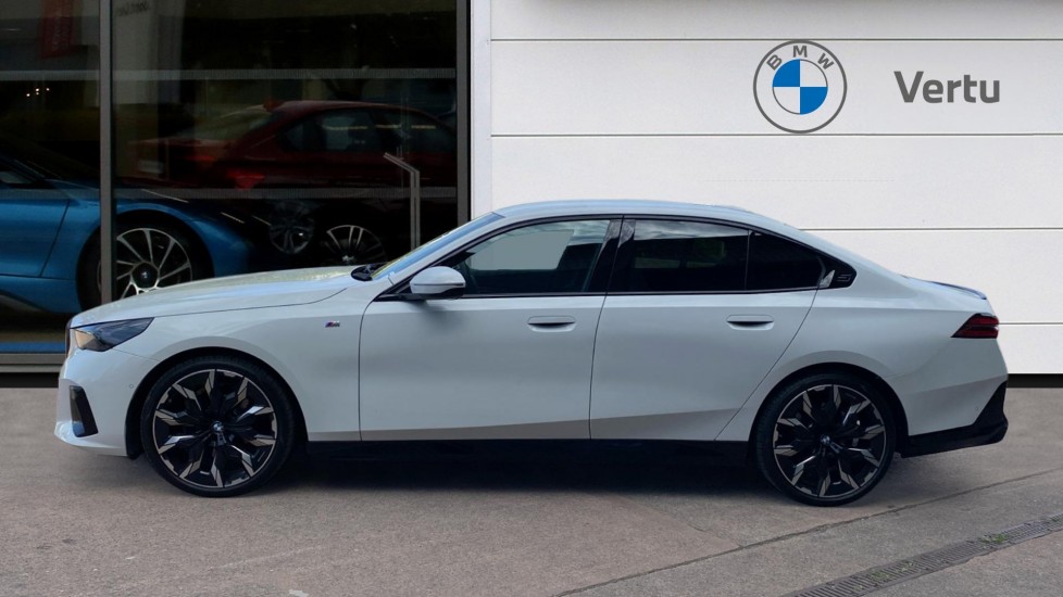 BMW 5 Series 520i M Sport Pro 4dr Auto [Tech Plus/Comfort Plus] Petrol Saloon - Image 3
