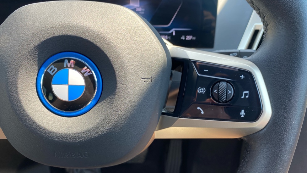 BMW iX 240kW xDrive40 M Sport 76.6kWh 5dr Auto Electric Estate - Image 18