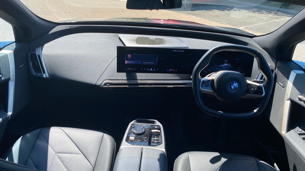 BMW iX 240kW xDrive40 M Sport 76.6kWh 5dr Auto Electric Estate - Image 4