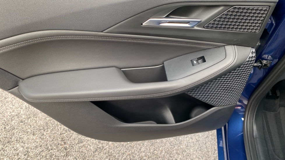 BMW 2 Series 223i MHT Luxury 5dr DCT Petrol Hatchback - Image 35