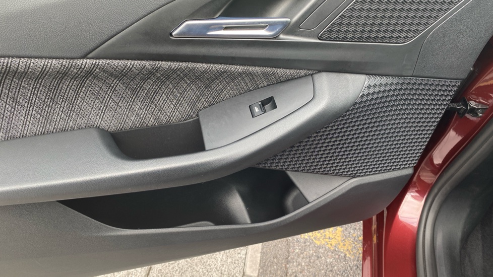 BMW 2 Series 220i MHT Sport 5dr DCT Petrol Hatchback - Image 30