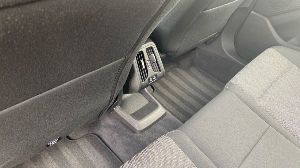 BMW 2 Series 220i MHT Sport 5dr DCT Petrol Hatchback - Image 33