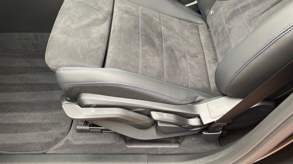 BMW X1 sDrive 20i MHT M Sport 5dr Step Auto Petrol Estate - Image 31