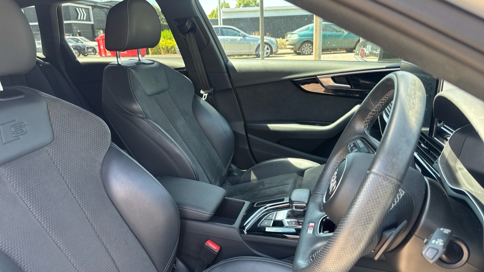Audi A4 35 TFSI Black Edition 5dr S Tronic Petrol Estate - Image 11