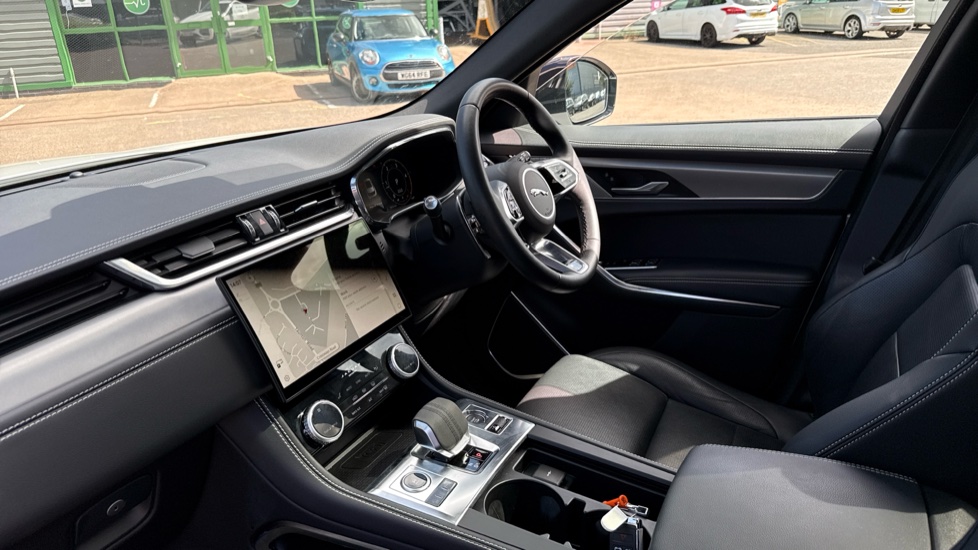Jaguar F-Pace 2.0 D200 R-Dynamic SE Black 5dr Auto AWD Diesel Estate - Image 7