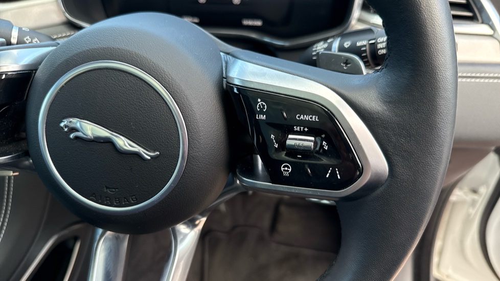 Jaguar F-Pace 2.0 D200 R-Dynamic SE Black 5dr Auto AWD Diesel Estate - Image 18