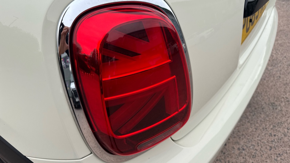 MINI Hatchback 1.5 Cooper Classic II 3dr Petrol Hatchback - Image 22