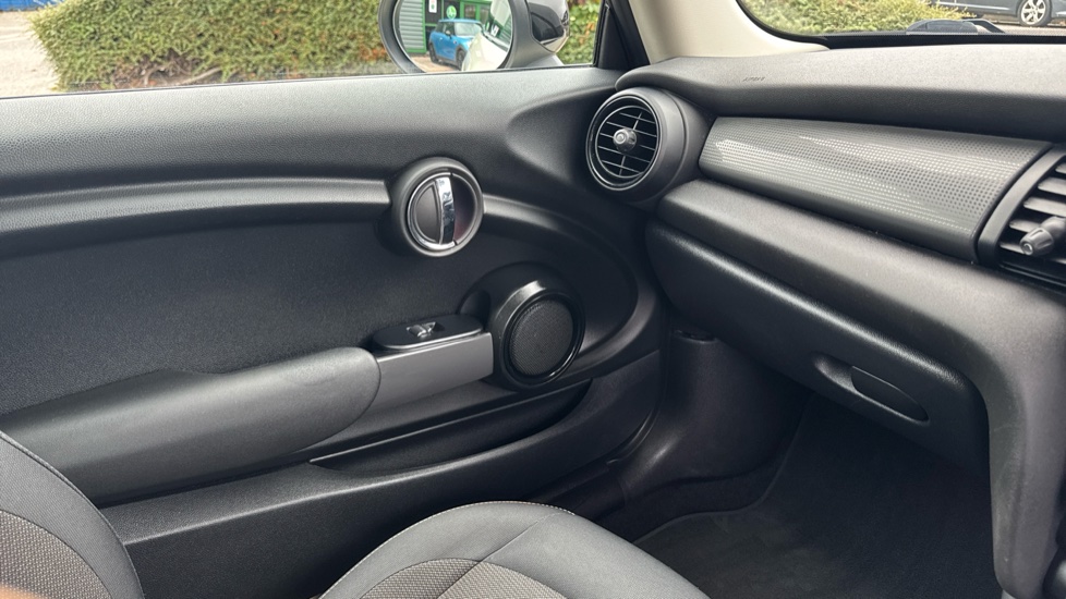 MINI Hatchback 1.5 Cooper Classic II 3dr Petrol Hatchback - Image 40