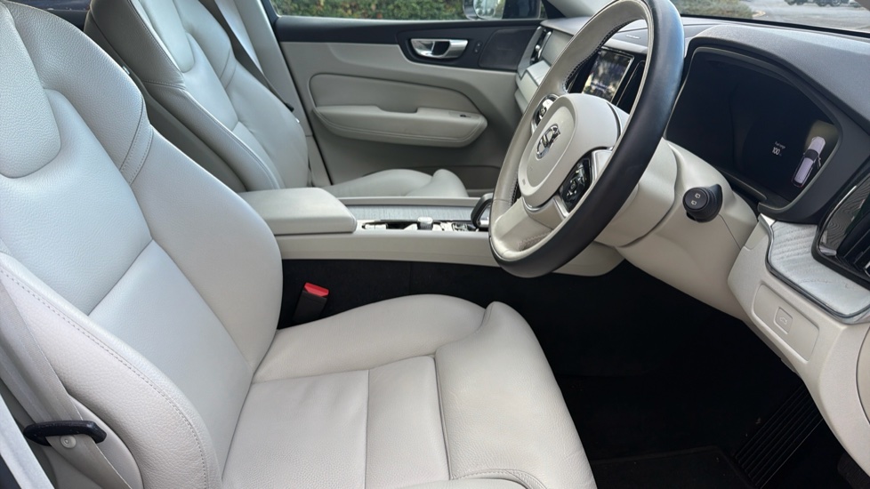 Volvo XC60 2.0 B4D Plus Dark 5dr AWD Geartronic Diesel Estate - Image 11