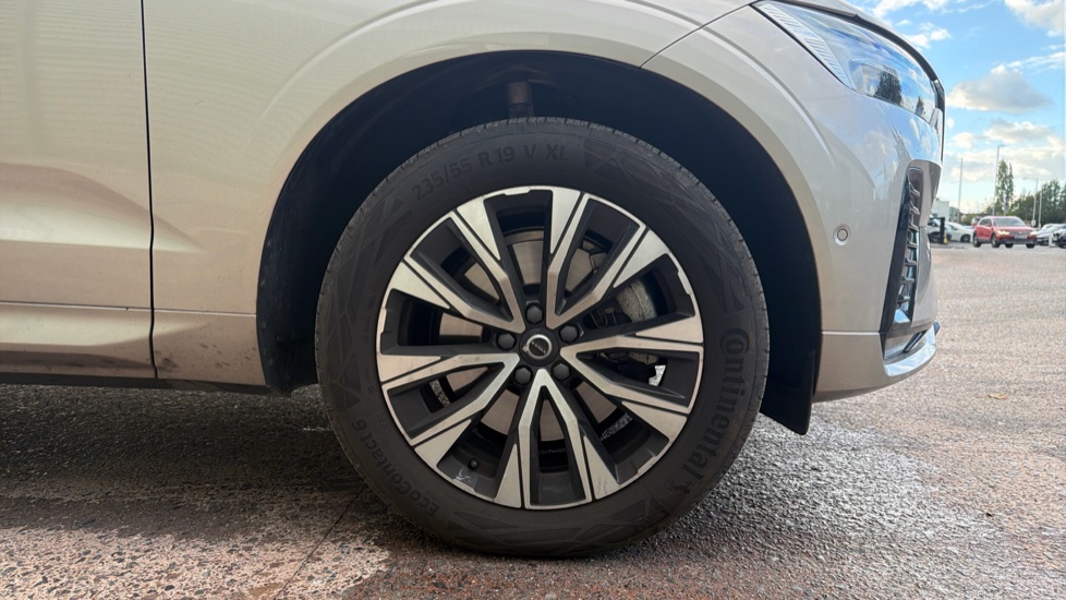 Volvo XC60 2.0 B4D Plus Dark 5dr AWD Geartronic Diesel Estate - Image 14