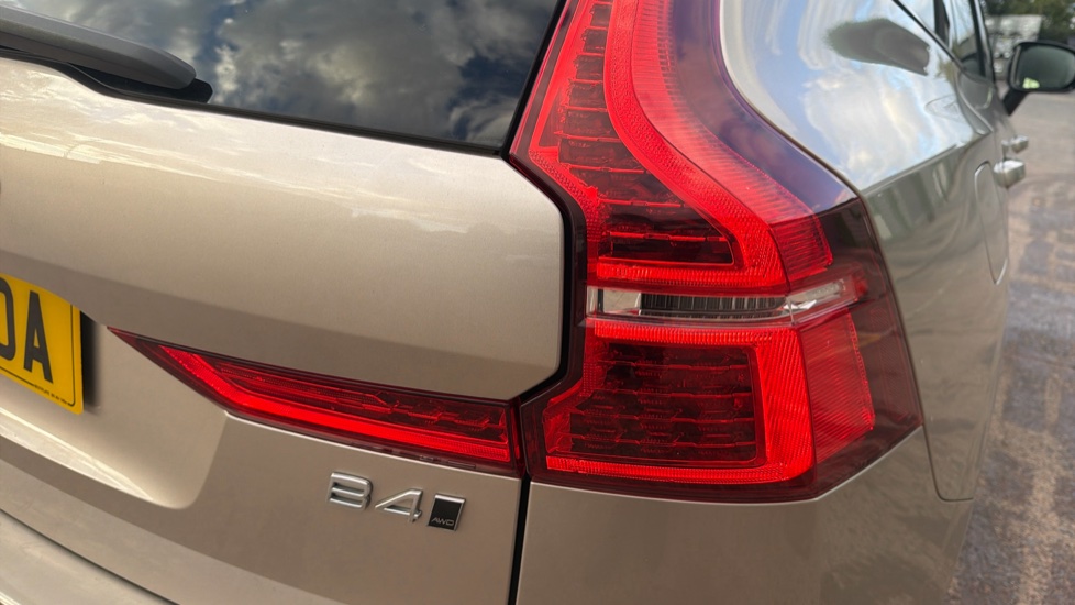 Volvo XC60 2.0 B4D Plus Dark 5dr AWD Geartronic Diesel Estate - Image 22