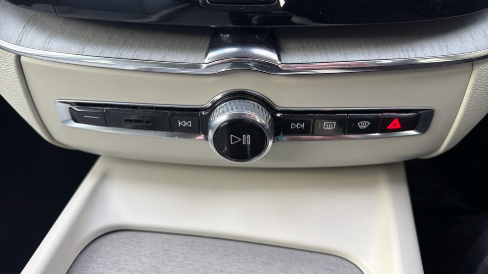 Volvo XC60 2.0 B4D Plus Dark 5dr AWD Geartronic Diesel Estate - Image 29