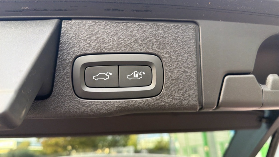 Volvo XC60 2.0 B4D Plus Dark 5dr AWD Geartronic Diesel Estate - Image 37