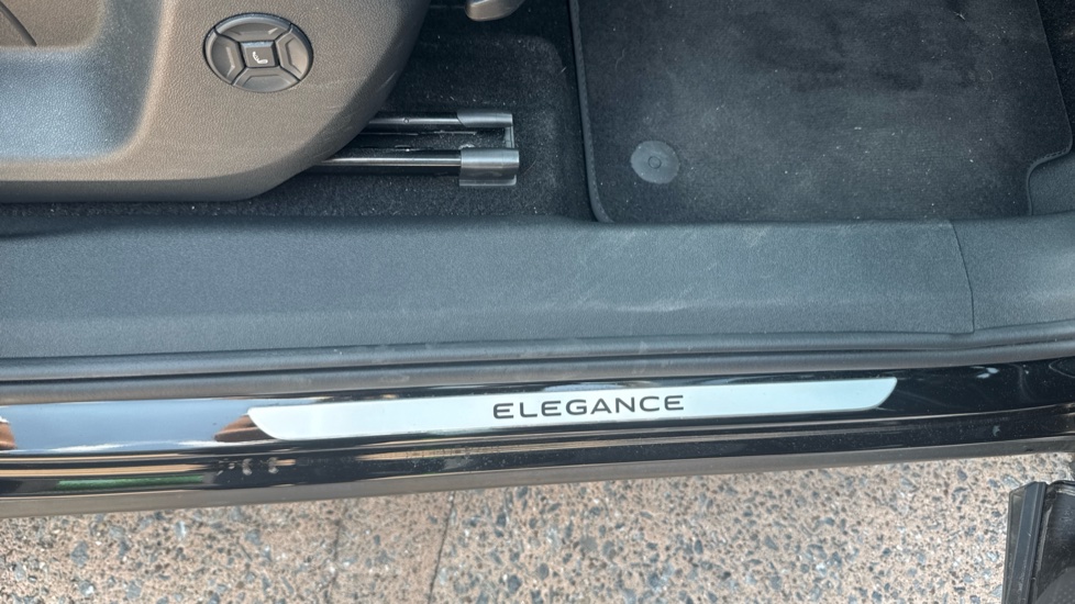 Volkswagen Tiguan 2.0 TDI Elegance 5dr DSG Diesel Estate - Image 38
