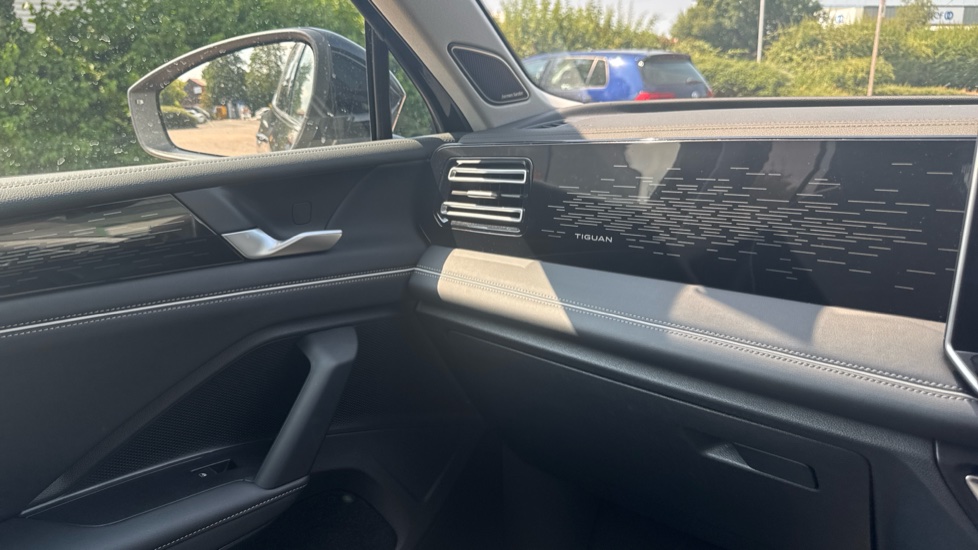 Volkswagen Tiguan 2.0 TDI Elegance 5dr DSG Diesel Estate - Image 40