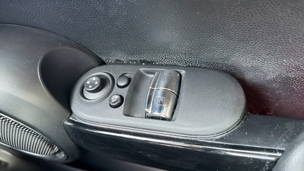 MINI Hatchback 1.5 Cooper Exclusive II 3dr Auto Petrol Hatchback - Image 27