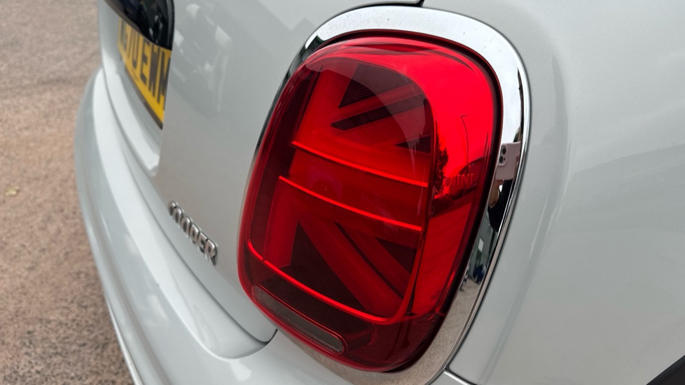 MINI Hatchback 1.5 Cooper Sport II 5dr Auto [Comfort/Nav Pack] Petrol Hatchback - Image 22