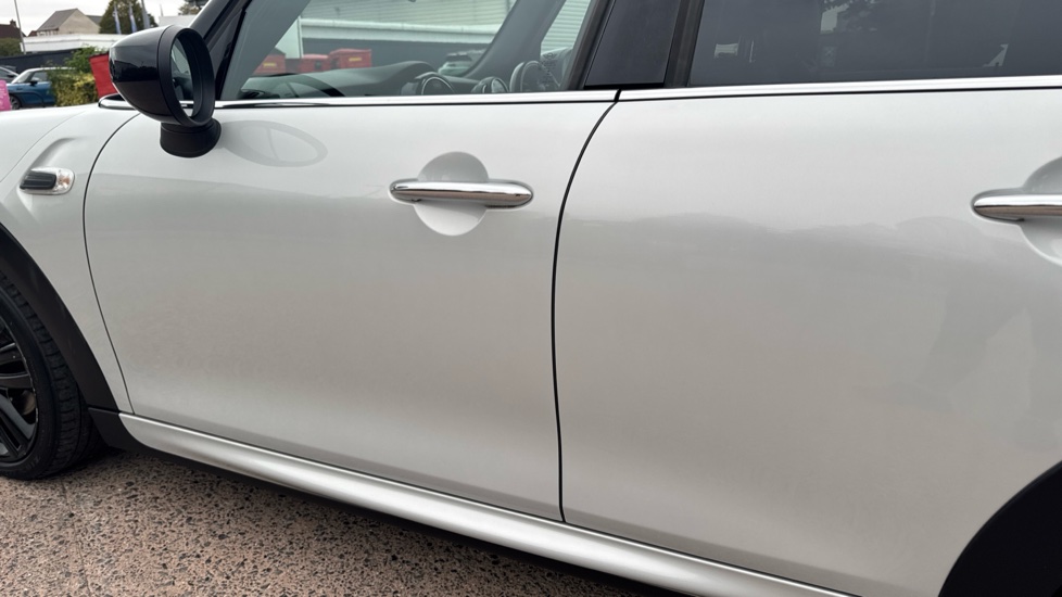 MINI Hatchback 1.5 Cooper Sport II 5dr Auto [Comfort/Nav Pack] Petrol Hatchback - Image 30