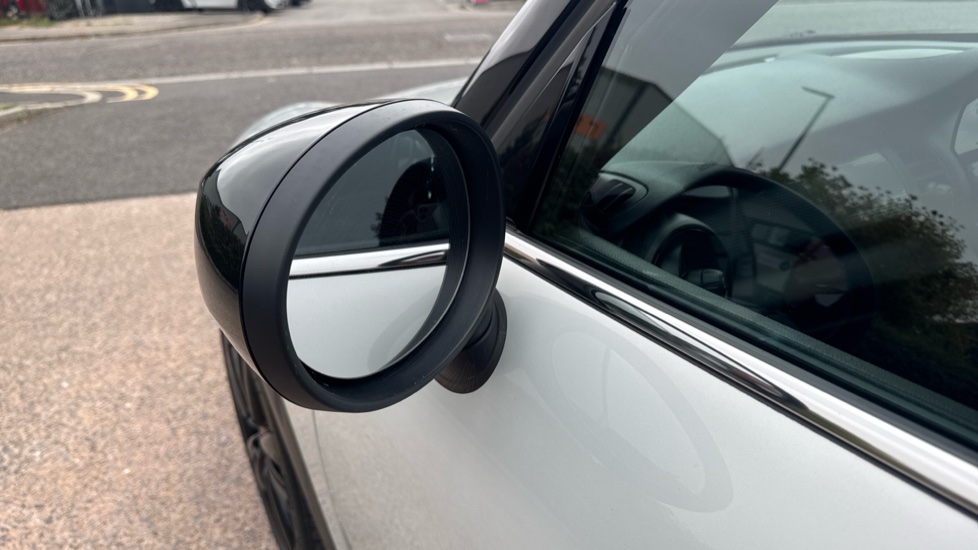 MINI Hatchback 1.5 Cooper Sport II 5dr Auto [Comfort/Nav Pack] Petrol Hatchback - Image 31