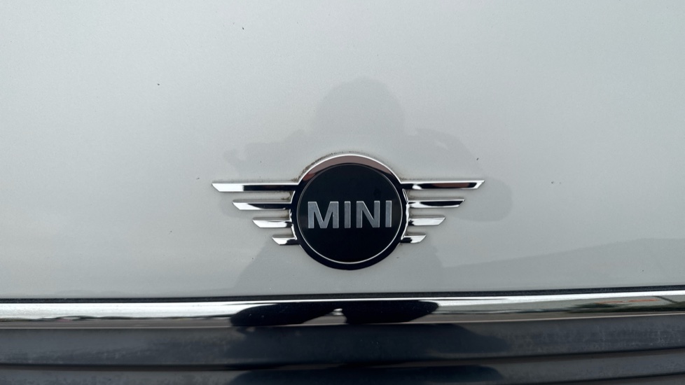MINI Hatchback 1.5 Cooper Sport II 5dr Auto [Comfort/Nav Pack] Petrol Hatchback - Image 34